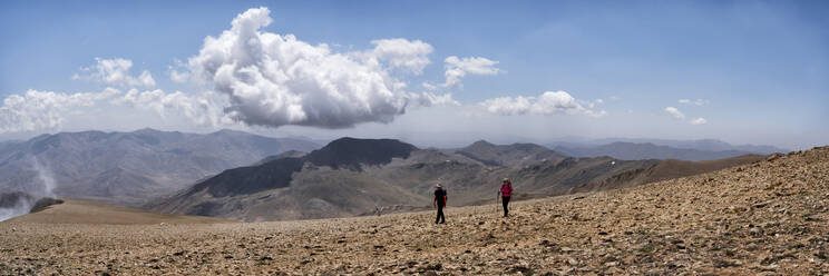 Freunde beim Wandern in den Bergen vor bewölktem Himmel am Wochenende - ALRF01992