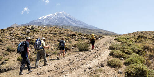 Freunde beim Wandern zum Berg Ararat an einem sonnigen Tag - ALRF01997