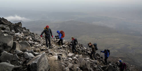 Wanderfreunde steigen am Wochenende auf einen felsigen Berg auf - ALRF01999