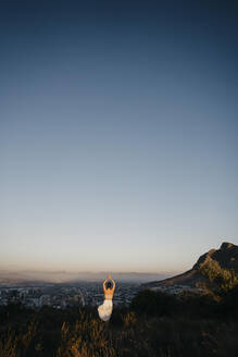 Frau übt Yoga auf dem Signal Hill bei Sonnenuntergang - LHPF01481