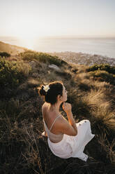 Junge Frau sitzt bei Sonnenuntergang auf dem Signal Hill - LHPF01484