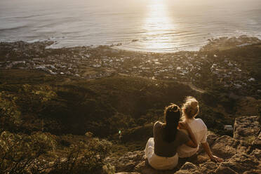 Freunde bewundern das Meer auf dem Felsen am Signal Hill - LHPF01487