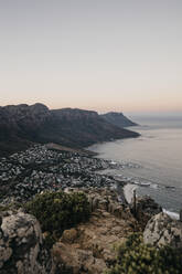 City near sea under clear sky at sunrise - LHPF01508