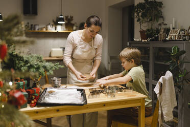 Mutter und Sohn backen zu Hause Weihnachtsplätzchen - VBUF00254