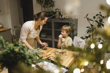 Glückliche Mutter und Sohn backen zu Hause Weihnachtsplätzchen - VBUF00255