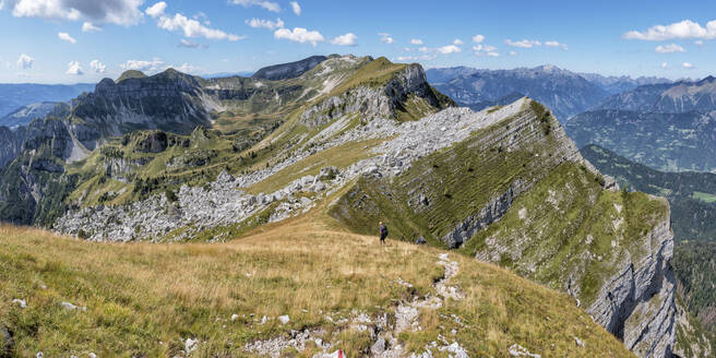 Ältere Frau beim Wandern zum Passo Cereda in den Dolomiten, Italien - ALRF02012