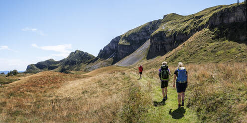 Frau und Mann wandern zum Rifugio dal piaz an einem sonnigen Tag in den Dolomiten, Italien - ALRF02017