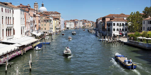 Kanal mit Gandola an einem sonnigen Tag in Venedig, Italien - ALRF02019