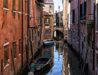 Kanal mit Gandola in Venedig, Italien - ALRF02020