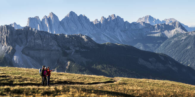 Mann und Frau stehen zusammen im Parco Naturale Puez-Geisler, Dolomiten, Italien - ALRF02024