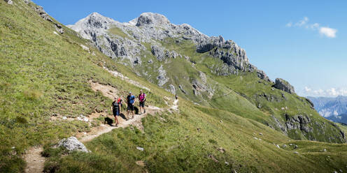 Freunde wandern gemeinsam auf der Forcella di Putia, Dolomiten, Italien - ALRF02026