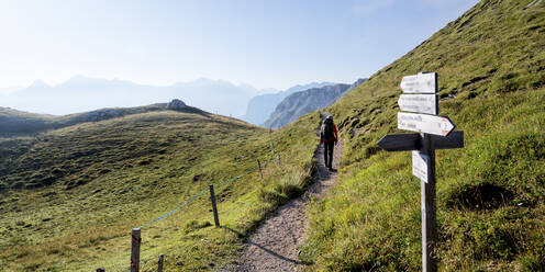 Ältere Frau beim Wandern in den Dolomiten, Italien - ALRF02029