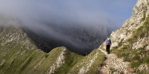 Mann mit Rucksack beim Wandern in der Furchetta, Dolomiten, Italien - ALRF02030