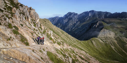 Mann und Frau wandern auf einem Berg in den Dolomiten, Italien - ALRF02031