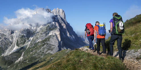 Wanderfreunde beim Wandern in der Furchetta, Dolomiten, Italien - ALRF02032