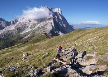 Freunde beim Wandern auf der Furchetta an einem sonnigen Tag, Dolomiten, Italien - ALRF02033