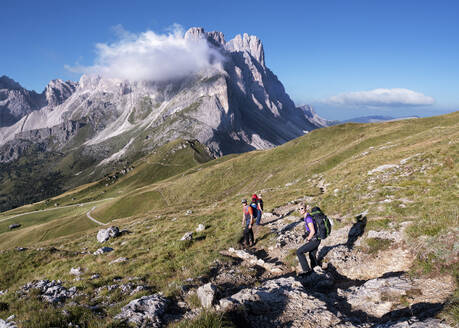 Freunde beim Wandern auf der Furchetta an einem sonnigen Tag, Dolomiten, Italien - ALRF02033