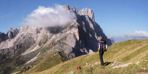 Frau und Mann bei Furchetta im Urlaub, Dolomiten, Italien - ALRF02034