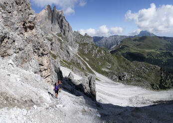 Ältere Frau beim Wandern auf der Forcella Della Roa, Dolomiten, Italien - ALRF02035