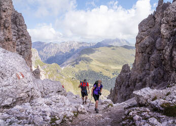 Mann und Frau beim Wandern auf der Forcella Della Roa, Dolomiten, Italien - ALRF02036