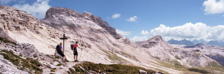 Ältere Frau mit Mann am Rifugio Puez, Dolomiten, Italien - ALRF02038