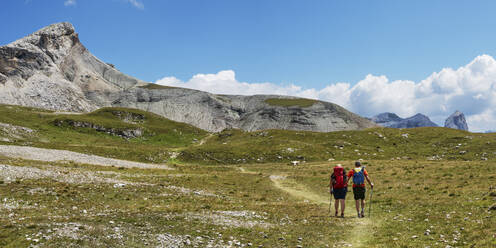 Paar beim Wandern zur Puez-Hütte, Dolomiten, Italien - ALRF02039