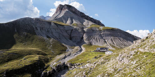 Rifugio Puez an einem sonnigen Tag in den Dolomiten, Italien - ALRF02041