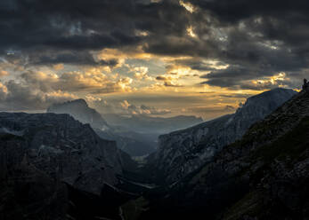 Langkofel-Tal bei Sonnenaufgang, Dolomiten, Italien - ALRF02043