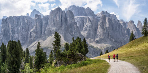 Freunde beim gemeinsamen Wandern in den Dolomiten, Italien - ALRF02045