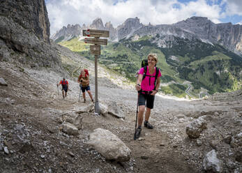 Ältere Frau mit Freunden in den Dolomiten, Italien - ALRF02046