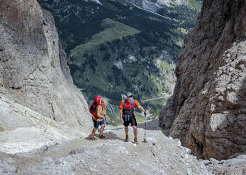 Pärchen auf einem Berg in den Dolomiten, Italien - ALRF02047