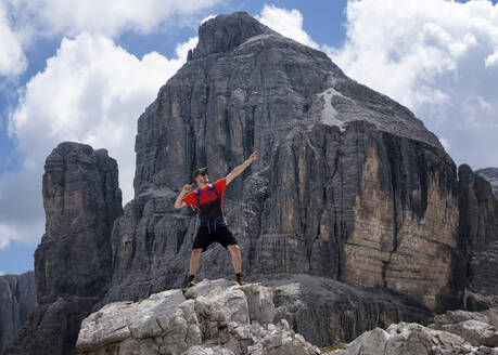 Mann mit erhobenem Arm auf der Cima Pisciadu, Dolomiten, Italien - ALRF02049