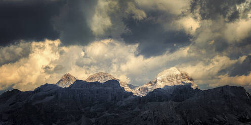 Berge unter bewölktem Himmel bei Sonnenaufgang, Dolomiten, Italien - ALRF02053
