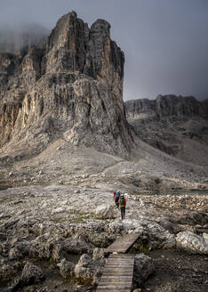 Mann und Frau beim Wandern auf dem Cima Pisciadu, Dolomiten, Italien - ALRF02055