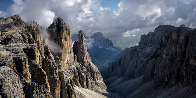 Blick auf die Dolomiten unter bewölktem Himmel in Italien - ALRF02056