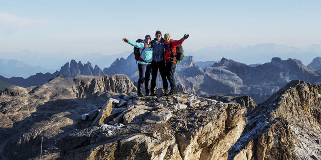 Glückliche Freunde stehen zusammen am Piz Boe, Dolomiten, Italien - ALRF02058