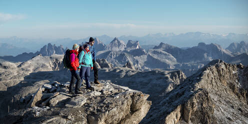 Freunde stehen am Piz Boe an einem sonnigen Tag, Dolomiten, Italien - ALRF02059