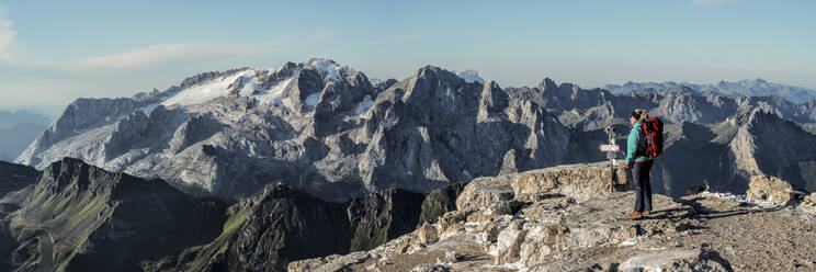 Frau mit Blick auf die Berge an einem sonnigen Tag in den Dolomiten, Italien - ALRF02060