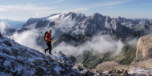 Ältere Frau beim Wandern am Piz Boe, Dolomiten, Italien - ALRF02061