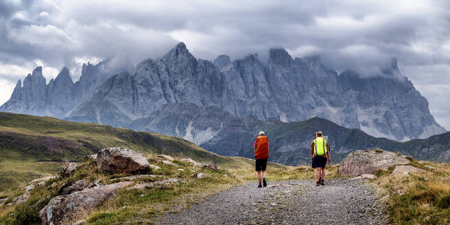 Ältere Frau und Mann beim Wandern in Pale di San Martino, Dolomiten, Italien - ALRF02066