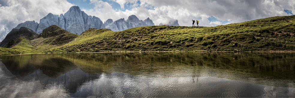 Mann und Frau beim Wandern am See auf der Forcella Venegia, Dolomiten, Italien - ALRF02067