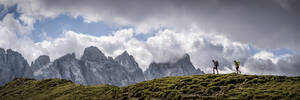 Mann und Frau beim Wandern unter bewölktem Himmel auf der Forcella Venegia, Dolomiten, Italien - ALRF02068