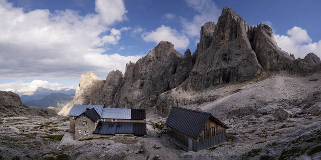 Häuser vor dem Berg Cima del Focobon bei der Mulaz-Hütte, Dolomiten, Italien - ALRF02072