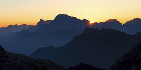 Silhouette von Bergketten bei Sonnenaufgang, Dolomiten, Italien - ALRF02073