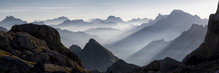 Bergketten an einem sonnigen Tag in den Dolomiten, Italien - ALRF02075