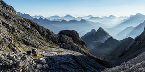 Bergketten an einem sonnigen Tag auf der Mulaz-Hütte, Dolomiten, Italien - ALRF02076