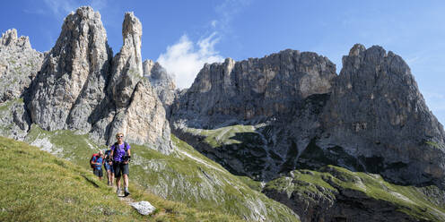 Mann und Frau wandern in den Bergen bei Cascate delle Comelle, Dolomiten, Italien - ALRF02077