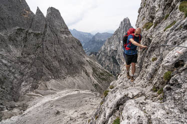 Mann beim Klettern am Passo del Ball, Dolomiten, Italien - ALRF02078