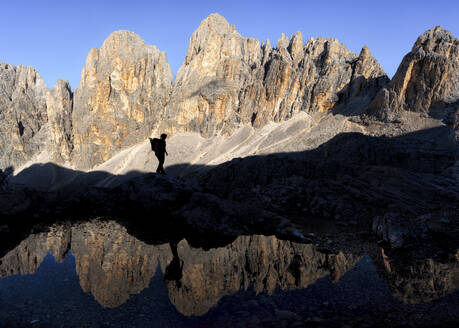 Frau beim Wandern an einem sonnigen Tag auf dem Berg Pala di San Martino, Dolomiten, Italien - ALRF02079