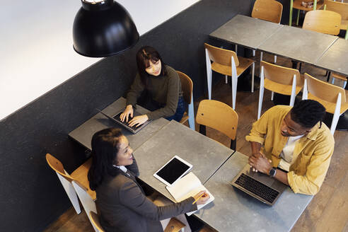 Geschäftskollegen bei der Strategieplanung am Tisch im Büro - ASGF03383